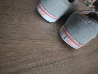 Zapatillas Vans Grises con Detalles Rosas