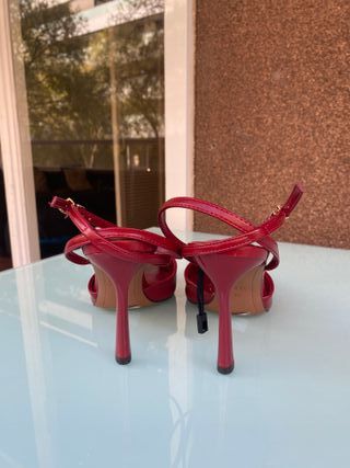 Hermosa Sandalia roja - Zara