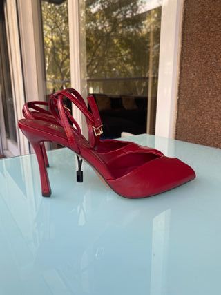 Hermosa Sandalia roja - Zara