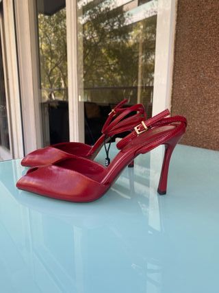 Hermosa Sandalia roja - Zara
