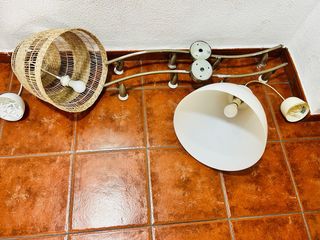 Lámparas de techo:  2 barras de 4 focos c/u 2 lamp