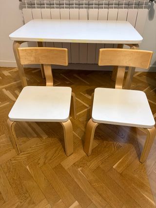 Mesa y 2 Sillas Infantiles de Madera