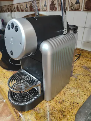 Cafetera Nespresso Zenius (Averiada)+ Lote de café