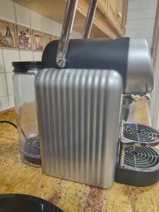 Cafetera Nespresso Zenius (Averiada)+ Lote de café