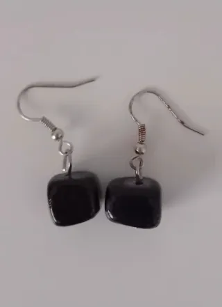 Pendientes negros cuadrados