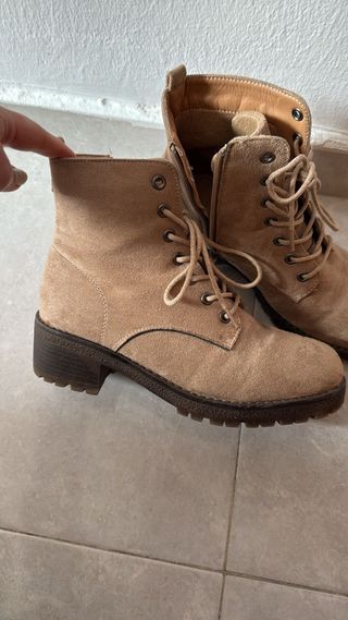 Botas de mujer beige con cordones