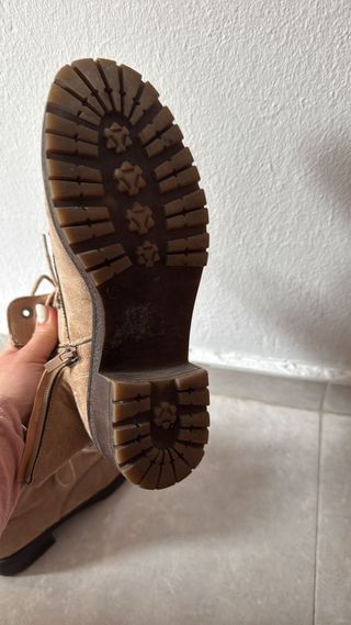 Botas de mujer beige con cordones