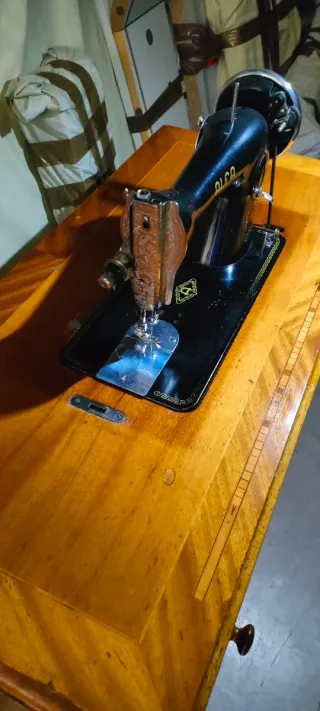 Máquina de coser Alfa antigua