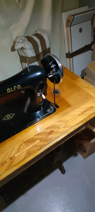 Máquina de coser Alfa antigua