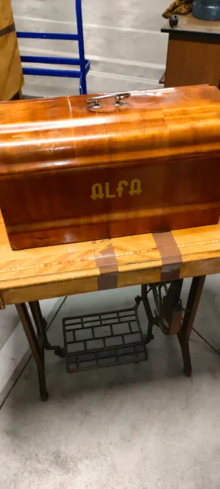 Máquina de coser Alfa antigua