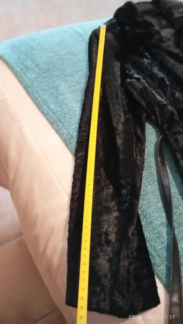 Abrigo negro de pelo sintético