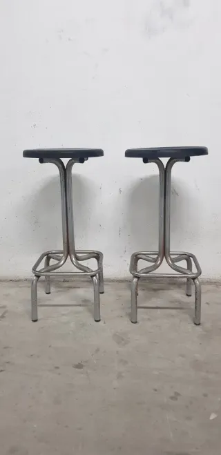 ' 2 Taburetes Altos Metal plateado y  negros