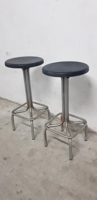 ' 2 Taburetes Altos Metal plateado y  negros