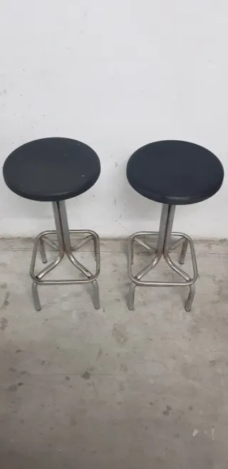 ' 2 Taburetes Altos Metal plateado y  negros
