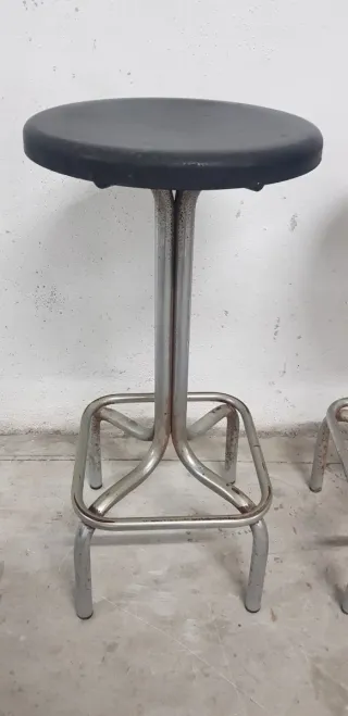 ' 2 Taburetes Altos Metal plateado y  negros
