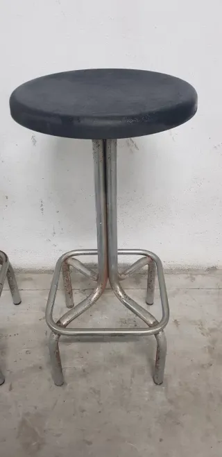 ' 2 Taburetes Altos Metal plateado y  negros