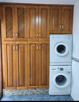 Cocina de madera con encimera de piedra