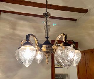 Lámpara de latón con tulipas de cristal