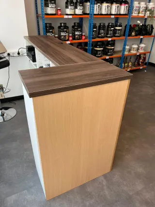 Mostrador de madera con organizador