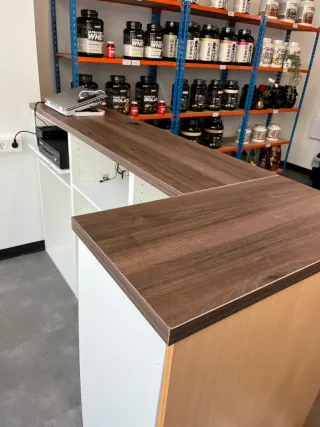 Mostrador de madera con organizador