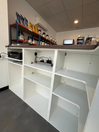 Mostrador de madera con organizador