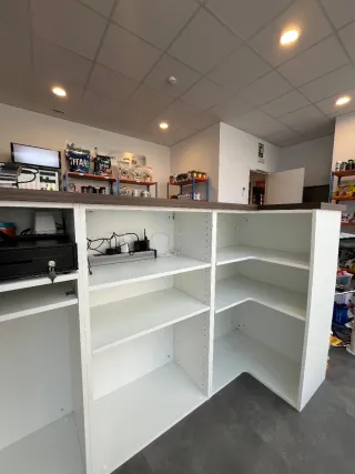 Mostrador de madera con organizador