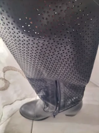 Stivali neri traforati
