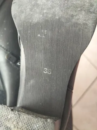 Stivali neri traforati