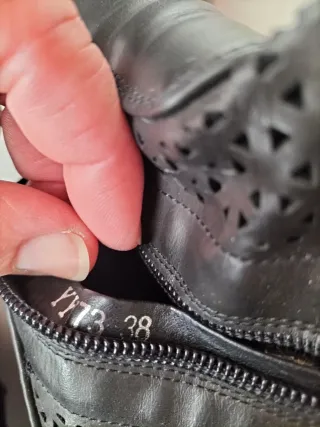 Stivali neri traforati