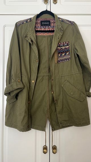 Chaqueta Stradivarius verde militar con bordados