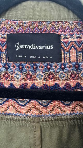Chaqueta Stradivarius verde militar con bordados