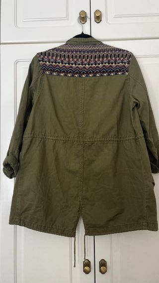 Chaqueta Stradivarius verde militar con bordados