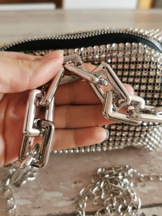 Bolso mini plateado con cadena