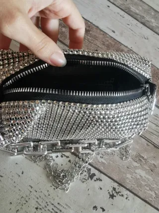 Bolso mini plateado con cadena