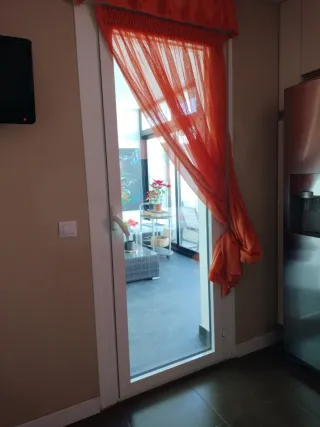 Puerta balconera con persiana