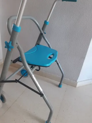 Andador con asiento y ruedas