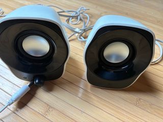 Altavoces Portátil Negro y Blanco