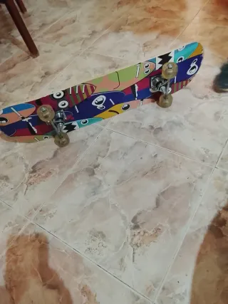 Monopatín con diseño divertido