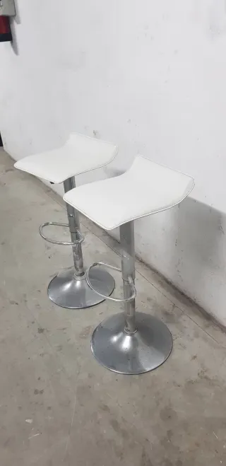 ' 2 Taburetes Altos Blancos
