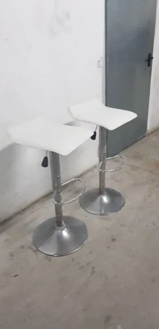 ' 2 Taburetes Altos Blancos