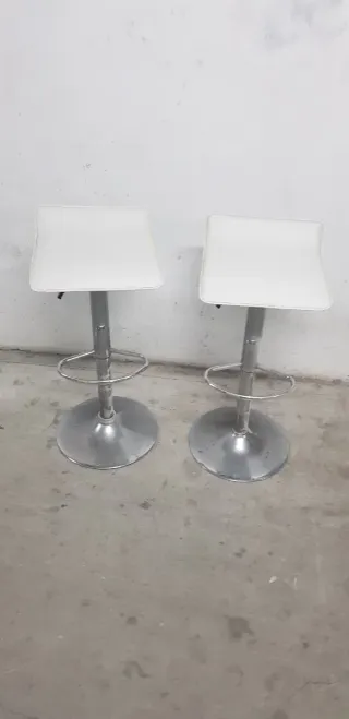 ' 2 Taburetes Altos Blancos
