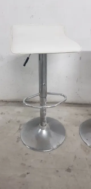 ' 2 Taburetes Altos Blancos