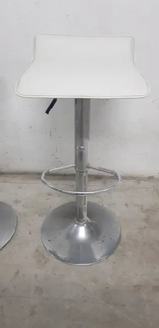 ' 2 Taburetes Altos Blancos