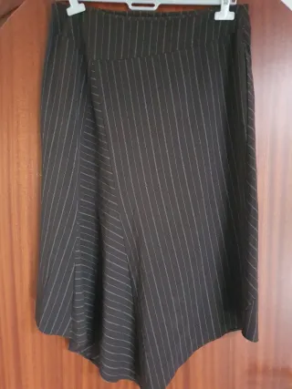 Falda asimétrica,con rayas diplomaticas