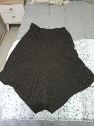 Falda asimétrica,con rayas diplomaticas