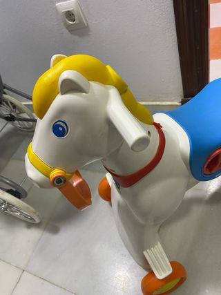 Caballito infantil blanco y azul