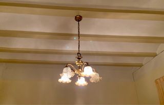 Lámpara de latón con tulipas de cristal