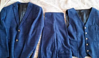 Traje azul con chaleco y pantalón a cuadros