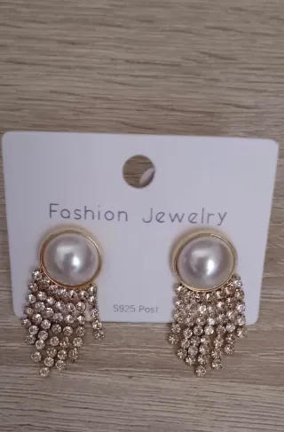 Pendientes perla y brillantes dorados