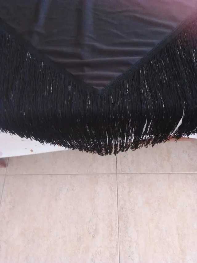 Mantón negro con flecos